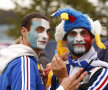 LES BLEUS. Cocoşul galic, feţele vopsite, treningurile în roşu, alb şi albastru. C’est la France!