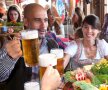 PEPFEST. Guardiola s-a adaptat perfect la Munchen și n-a ratat nici în acest an celebrul Oktoberfest. Soția sa, Cristina, l-a însoțit (foto: Reuters)