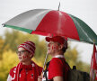 SUB UMBRELĂ. Suporterii canadieni, cu frunza de arţar pe obraz, se păzesc de ploaie sub aceleaşi culori Foto: Reuters