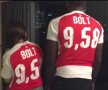 FOTO&VIDEO La pariuri nu se pricepe! Usain Bolt a fost provocat de o prietenă să îmbrace tricoul lui Arsenal