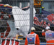 Maşina lui Carlos Sainz Jr. este extrasă din zidul de protecţie // Foto: Reuters