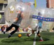 Aţi mai văzut aşa ceva? E noua atracţie în Columbia, fotbal în balon (foto: reuters)