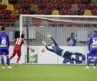 FOTO Asemănări incredibile la cele două penalty-uri ratate de Stanciu! Găsiți 5 diferențe!  :) 