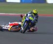 Rossi l-a împins pe Marquez de pe motocicletă, cu genunchiul stîng, după 14 tururi în care spaniolul l-a șicanat continuu pe italian (foto: FOX Sports)