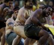 HAKA REINTERPRETATĂ. Sportivii Maori din Noua Zeelandă dau o reprezentație de forță într-un duel încrîncenat la lupta cu odgonul. foto: reuters