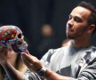 A fi sau a nu fi. Lewis "Hamlet" Hamilton e contemplativ în fața unui craniu, de Ziua Morților, în Mexic, foto: reuters