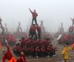 
SHAOLIN SOCCER. Așa arată ceremonia de inaugurare a unui club de fotbal în China. Mai ales cînd el aparține unei școli de arte marțiale. foto: reuters