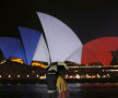 TRICOLOR LA ANTIPOZI. În semn de compasiune faţă de poporul francez, Opera din Sydney a fost colorată în albastru, alb şi roşu Foto: Reuters