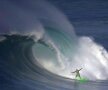 DE SENZAŢIE! Surferul american Garrett McNamara pe un val uriaş din Praia do Norte, Portugalia (foto: reuters)