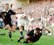 Jonah Lomu a înscris 4 eseuri în victoria Noii Zeelande asupra Angliei la CM 1995, unul dintre ele fiind votat anul acesta drept cel mai spectaculos din toată istoria competiţiei // Foto: Guliver/GettyImages