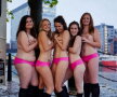 FOTO » Rugbystele fără inhibiţii din Liverpool! Au pozat goale pentru un calendar
