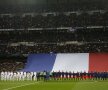 TOȚI PENTRU PARIS. Steagul Franței desfășurat pe "Bernabeu" la minutul de reculegere. Și Marseilleza cîntată la pian a răsunat în Clasico în memoria celor 129 de victime ale atentatului sîngeros de la Paris // Foto: Reuters