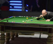 Stuart Bingham, campionul mondial en titre, execută o lovitură sub privirile lui Ronnie O'Sullivan // Foto: Alex Nicodim