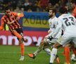 Alex Teixeira (stînga) șutează și înscrie. A doua sa reușită miercuri: 3-4