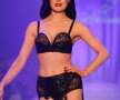 Dita Von Teese, incendiară în cea mai sexy lenjerie intimă