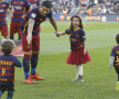 Benjamin aleargă spre Delfina și Luis Suarez. Micul Messi e și el acolo