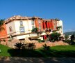 FOTO Minunile spectaculoase ale arhitecturii » Clădiri cu acoperișul în pămînt și pivnița spre cer!