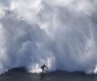 Stăpîn peste valuri uriașe. Un surfer își ia porția de adrenalină  (foto: Reuters)