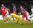 FOTO Nici legendele nu mai contează! Războiul fanilor cu Steaua atinge cote inimaginabile: "E o slugă!"