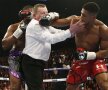 PRINS ÎN CÎRLIGE. Arbitrul Howard Foster intervine printre croșee pentru a-i despărți pe Dillian Whyte (stînga) și Anthony Joshua în bătălia pentru centura greilor Marii Britanii. foto: reuters