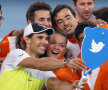 Rafael Nadal şi coechipierii de la Indian Aces se distrează cu un selfie pe teren // Foto: Reuters
