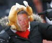 S-A RĂCIT CURCANUL! Un suporter s-a afișat cu o pălărie specială la ultimul eșec al lui United. Friptura servită de Van Gaal a fost iarăși rece. (foto: reuters) 