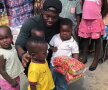 GHANA. Sulley Muniru nu a uitat de unde a plecat şi a făcut mai multe donaţii copiilor fără posibilităţi din Africa. Mijlocașul Stelei a mers la un orfelinat din Kasoa, unde a donat mai multe alimente.