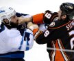 NU E BOX, E NHL! Spiritele s-au încins la meciul dintre Winnipeg Jets și  Anaheim Ducks (foto: Reuters)