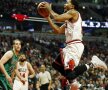 SPECTACOL DIN NBA. Chicago Bulls s-a impus în fața lui Boston Celtics, 101-92. În imagine, Derrick Rose, de la Chicago Bulls, pe punctul de a înscrie (foto: Reuters)