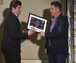 Răzvan Luțac (cel mai bun jurnalist de presă scrisă) primește premiul de la Narcis Răducan