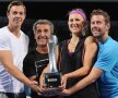 Succes în echipă. Victoria Azarenka a cîştigat un turneu după o pauză de aproape trei ani. A făcut-o la Brisbane şi a ţinut să sărbătorească alături de echipa sa aflată la prima victorie împreună // Foto: Guliver/GettyImages