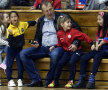 Duckadam alături de copiii îmbrăcaţi în echipamentul sportiv care îi poartă numele  // Foto: Raed Krishan