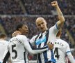Shelvey celebrează victoria alături de Wijnaldum. Foto: Reuters