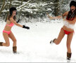 FOTO Topesc zăpada! Cele mai fierbinți pictoriale făcute la limita înghețului