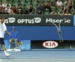 ATERIZARE REUŞITĂ! O pasăre a fost cea mai bună prietenă a jucătorilor la Australian Open. Şi mult prea seriosul Troicki pare amuzat (foto: reuters)