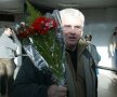 Titi Mihail așteptat cu flori la aeroport