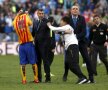 NEPREȚUIT. Un fan a intrat pe teren după meciul cîștigat de Barcelona la Malaga, 2-1, și l-a îmbrățișat pe Messi. Înainte să fie evacuat de forțele de ordine, puștiul a primit un cadou la care doar visa: tricoul argentinianului (foto: Reuters)