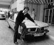 Ilie Năstase alături de BMW, fotografiefăcută în 1965, alături de un BMW 3.0 CSL în fața unui hotel din Londra, stabilimentul jucătorilor care participau la Wimbledon.
