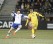 Bartalsstovu, stînga, în duel cu Budescu, în meciul Feroe - România 0-3