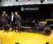 Jolyon Palmer, Carlos Ghosn şi Kevin Magnussen (de la stînga la dreapta), la prezentarea de ieri