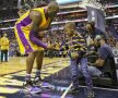 FAȚĂ-N FAȚĂ CU O LEGENDĂ DIN NBA. Jacoby Jones Jr, un puști de 3 ani, a petrecut cîteva clipe cu starul lui Lakers, Kobe Bryant, în timpul unui timeout (foto: Reuters)