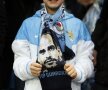 PEP A VENIT DEJA! După dezastrul cu Leicester, 1-3 pe teren propriu, suporterii lui City şi-au achiziţionat deja fulare cu chipul lui Guardiola, viitorul antrenor al "cetăţenilor". Să fie suficientă venirea lui Pep? (foto: reuters)