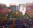 CALIFORNIA LOVE. Arena din Santa Clara pe care s-a jucat SuperBowl 50, cîștigat de Denver Broncos, s-a acoperit la pauză cu toate culorile lumii. foto: Reuters