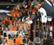 Peyton Manning dă trofeul fanilor pentru a celebra titlul // Foto: Reuters