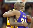 ÎNFRUNTAREA TITANILOR. Cleveland Cavaliers și LA Lakers s-au înfruntat aseară (120-111), meciul fiind prilejul unuia dintre ultimele dueluri între doi jucători uriași: LeBron James și Kobe Bryant. Ultimul se retrage la finalul sezonului (foto: Reuters)
