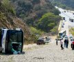 Autocarul cu fotbaliști răsturnat în Venezuela, cu parbrizul spart. Dacă ar fi rămas pe autostradă, ar fi murit toți, foto: AFP