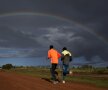 OVER THE RAINBOW. Doi atleți se antrenează în Kenya, iar curcubeul pare a fi linia de sosire (foto: Reuters)