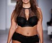 FOTO Superba Ashley Graham face istorie cu un pictorial incendiar! Primul model plus size care ajunge pe coperta Sports Illustrated