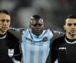 La fotografia comună de dinaintea partidei, N'Doye s-a infiltrat în brigada de arbitri, spre amuzamentul celorlalți jucători și al spectatorilor // FOTO Mediafax