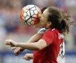DUEL. Christine Sinclair (Canada) și Carli Lloyd (SUA) într-o dispută pentru balon, cîștigată de prima. Americancele s-au impus însă cu 2-0 (foto: Reuters)